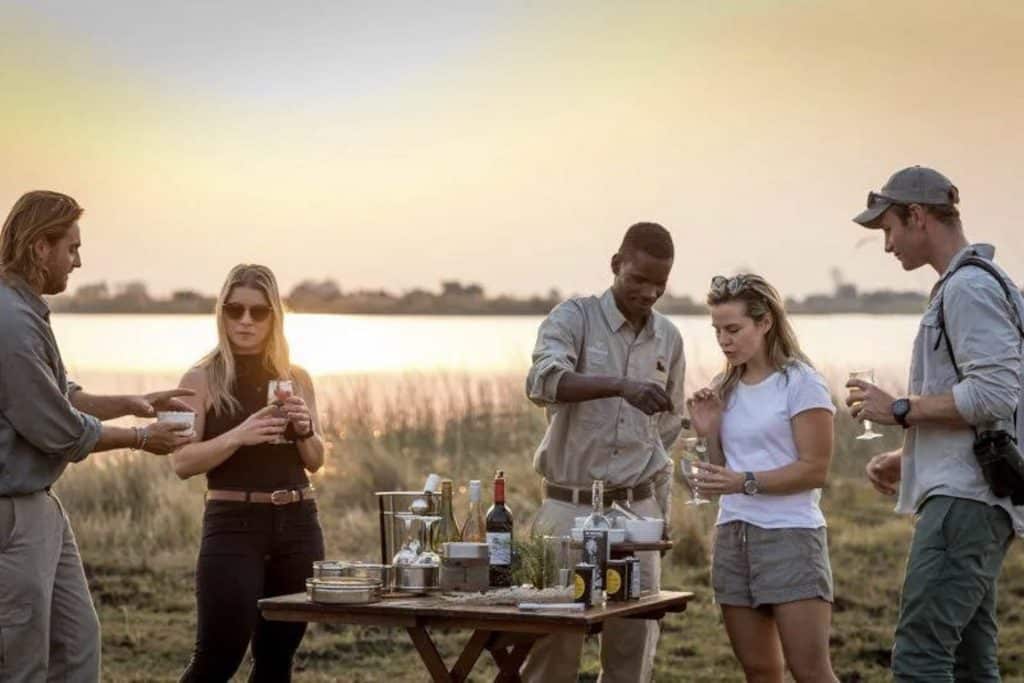 Sonnenuntergang mit Drinks auf Mobile Safari Botswana