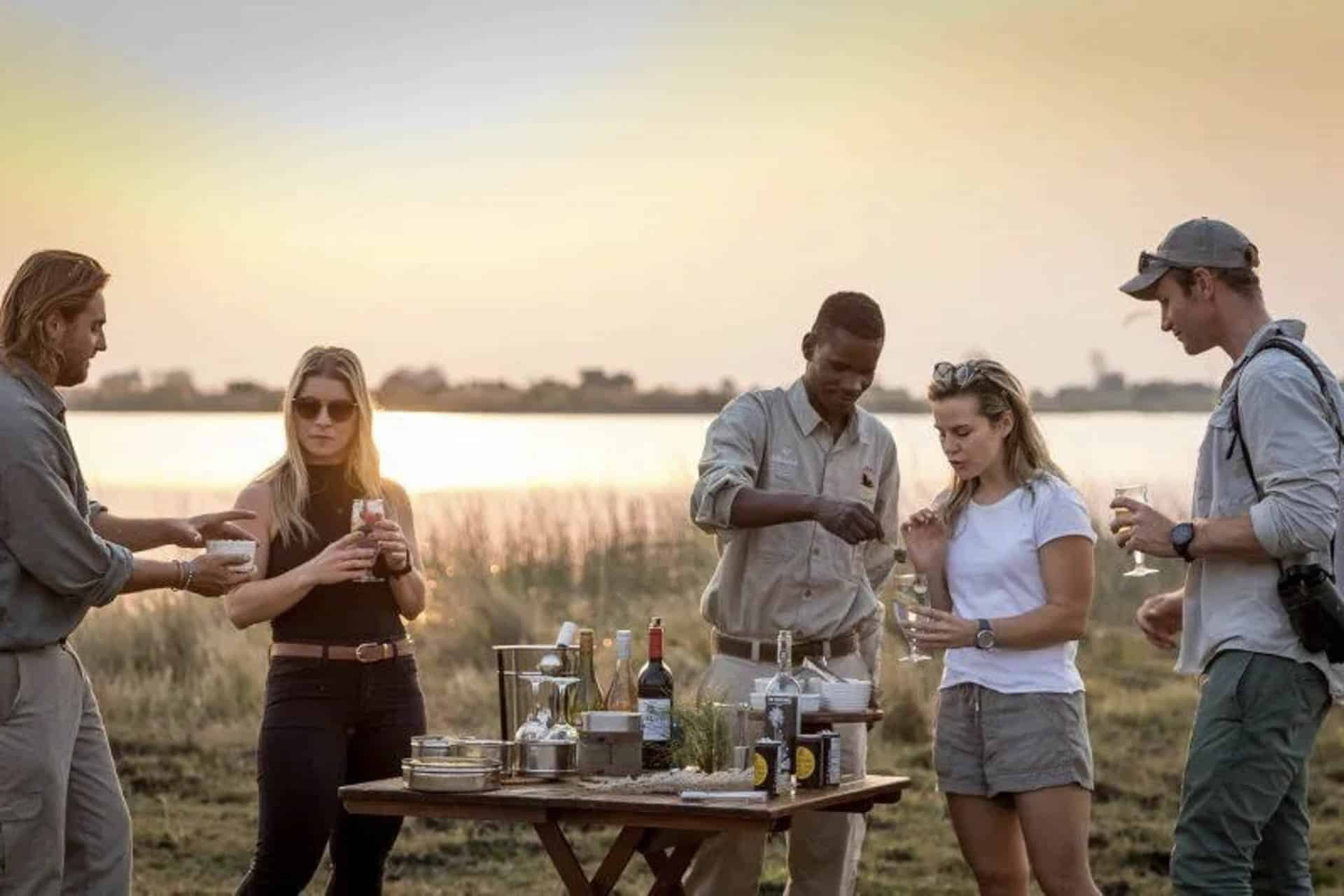 Sonnenuntergang mit Drinks auf Mobile Safari Botswana