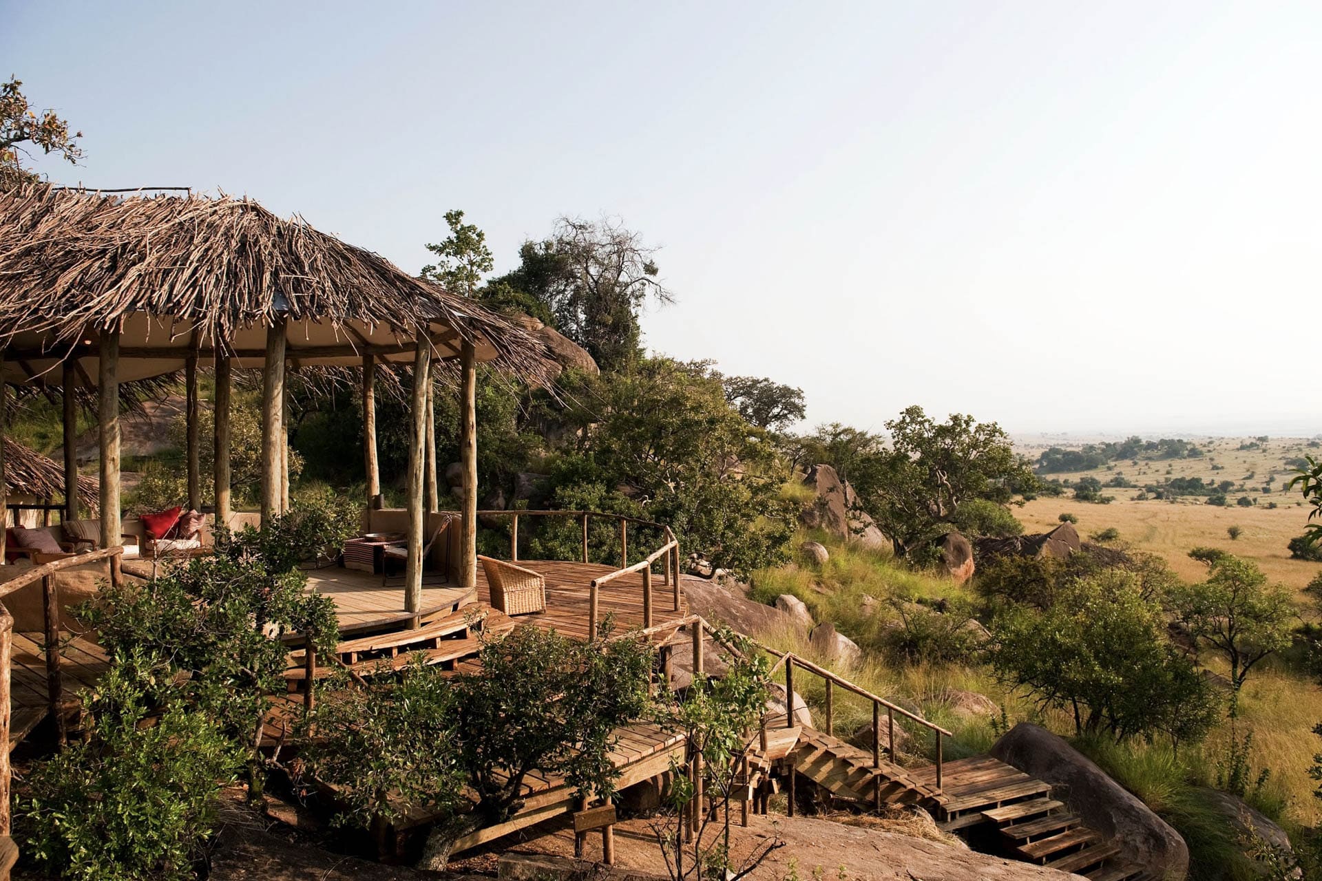 Offene Lounge mit Treppe im Nomad Lamai Serengeti
