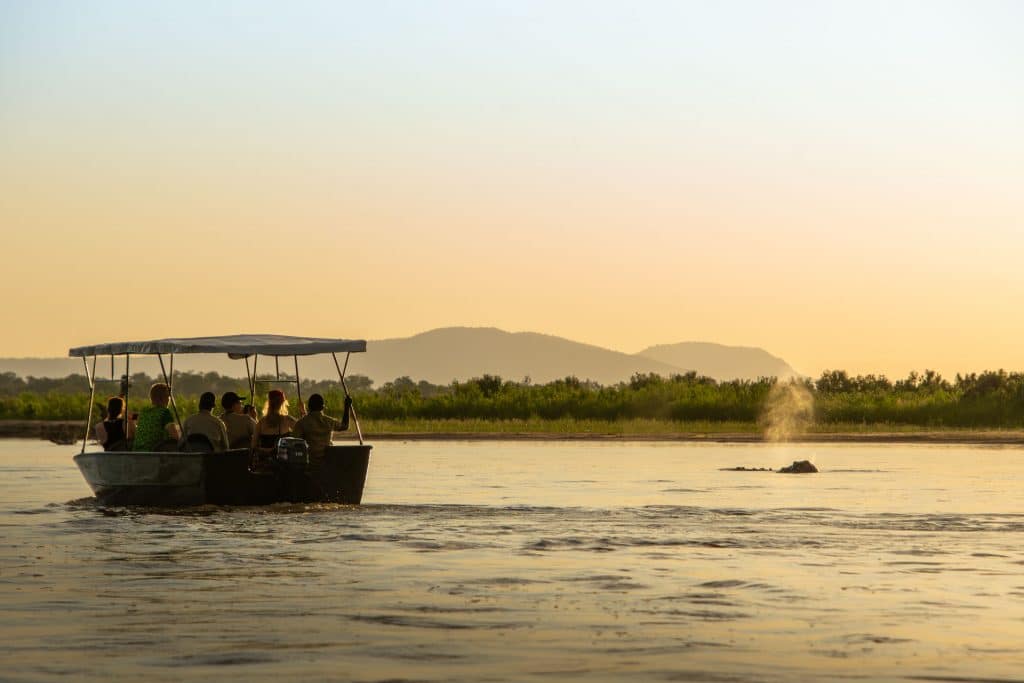 Bootstour auf dem Rufiji River mit schnaubenden Nilpferden zum Sonnenuntergang, Südtansania Gruppenreise