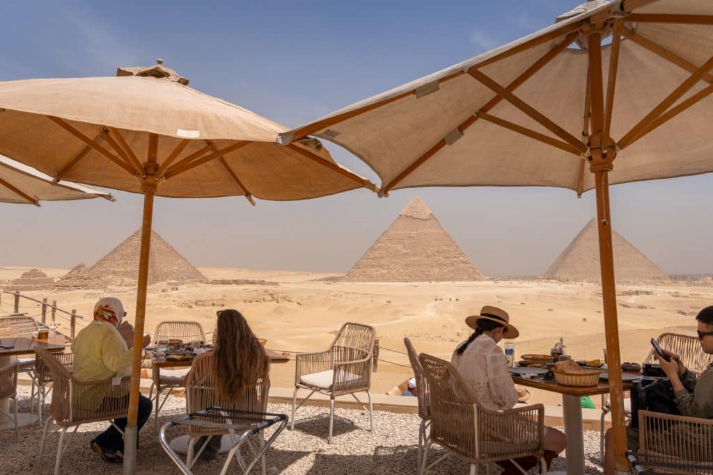 9 Pyramids Lounge, Gäste genießen Aussicht von Tischen, Pyramiden von Gizeh, Ägypten, Globetrotter Select