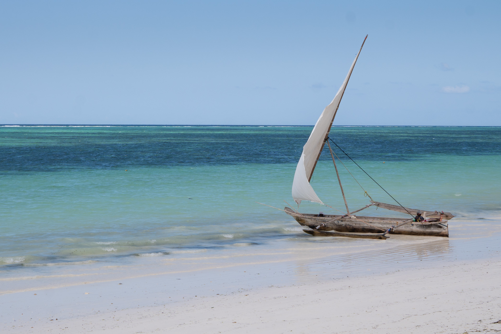 Traditionelle Dhow am Pwani Beach vor türkisfarbenem Wasser, Sansibar Ausflüge, Tansania, Globetrotter Select