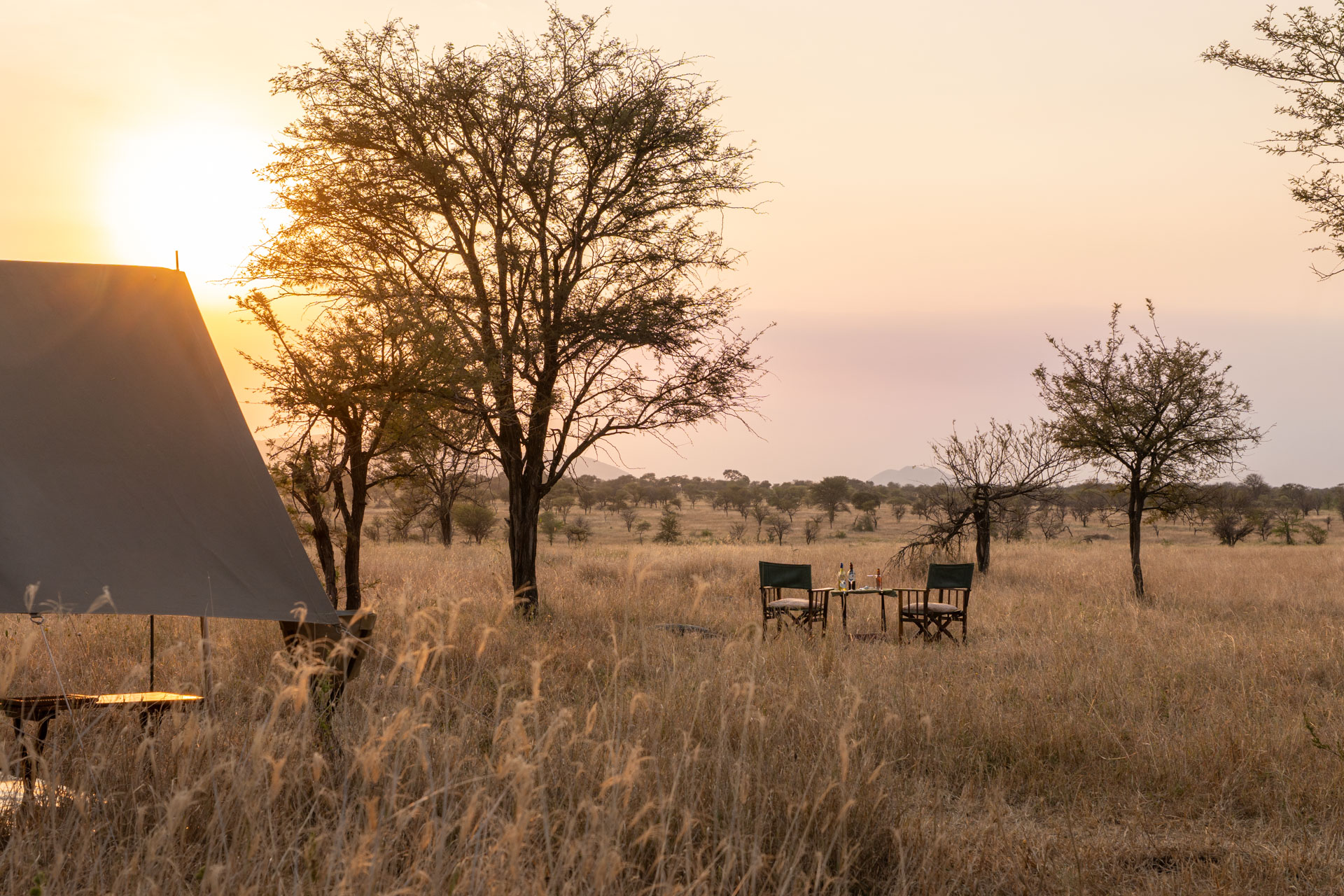 Sundowner-Tisch in der Savanne bei Sonnenuntergang, Select-Zelt-Safari, Serengeti Tansania, Globetrotter Select