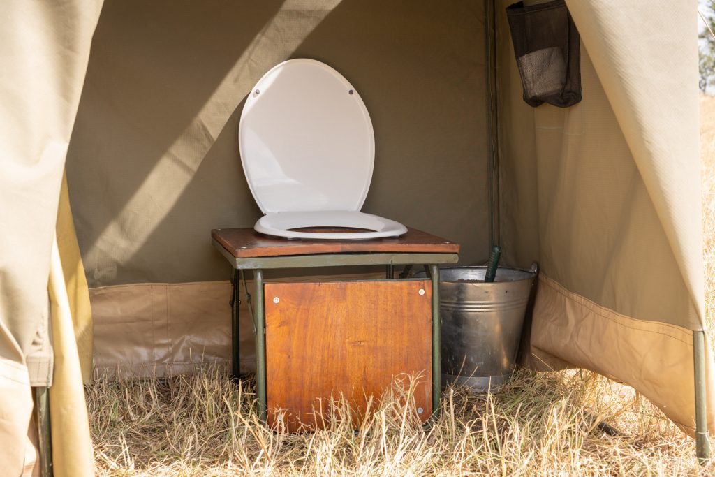 Select-Zelt-Safari Longdrop-Toilette im Badezimmer-Zelt, Select-Zelt-Safari, Serengeti Tansania, Globetrotter Select