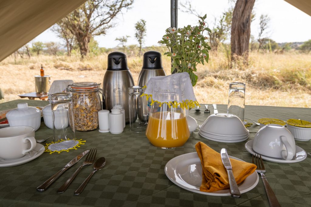 Select-Zelt-Safari Gedeckter Frühstückstisch mit Orangensaft und Müsli im Restaurant-Zelt, Select-Zelt-Safari, Serengeti Tansania, Globetrotter Select