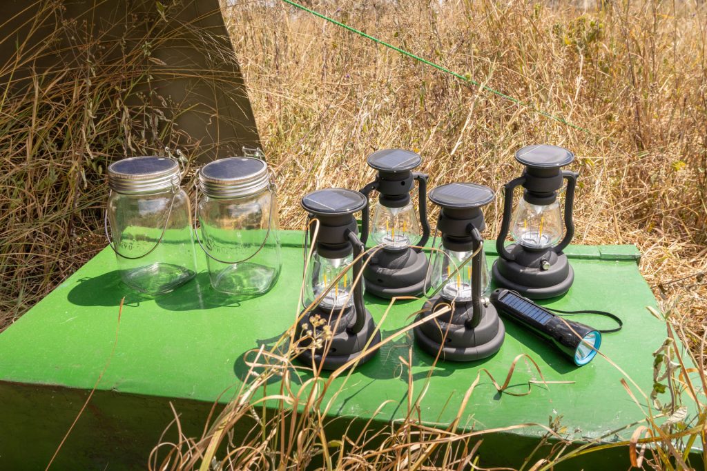 Select-Zelt-Safari Solarlampen laden in der Sonne, Select-Zelt-Safari, Serengeti Tansania, Globetrotter Select