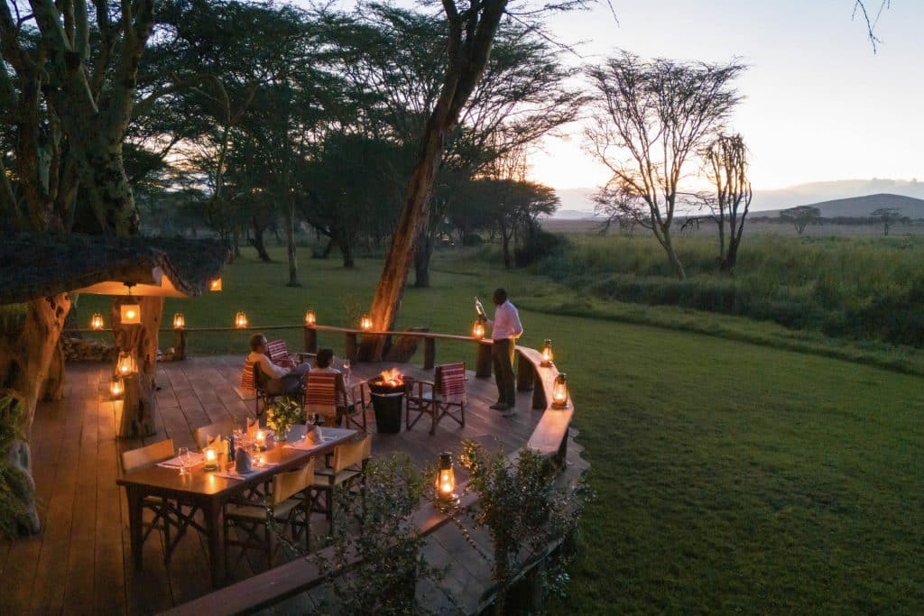 Die schönsten Luxuslodges in Kenia Abenstimmung auf der Aussichtsterrasse in der Sirikoi Lodge