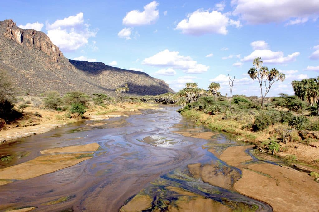 Die schönsten Luxuslodges in Kenia Fluss und Bergkette nahe Sirikoi Lodge