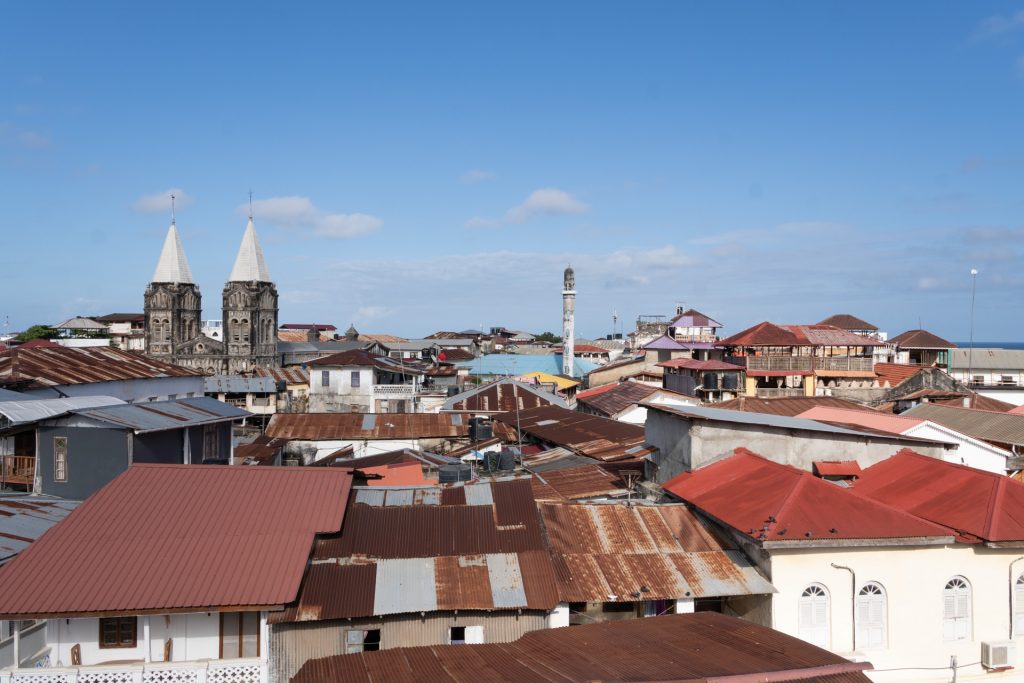 Die schönsten Ausflüge auf Sansibar Blick über die Stone Town auf Sansibar, Tansania, Sansibar Ausflüge, Globetrotter Select