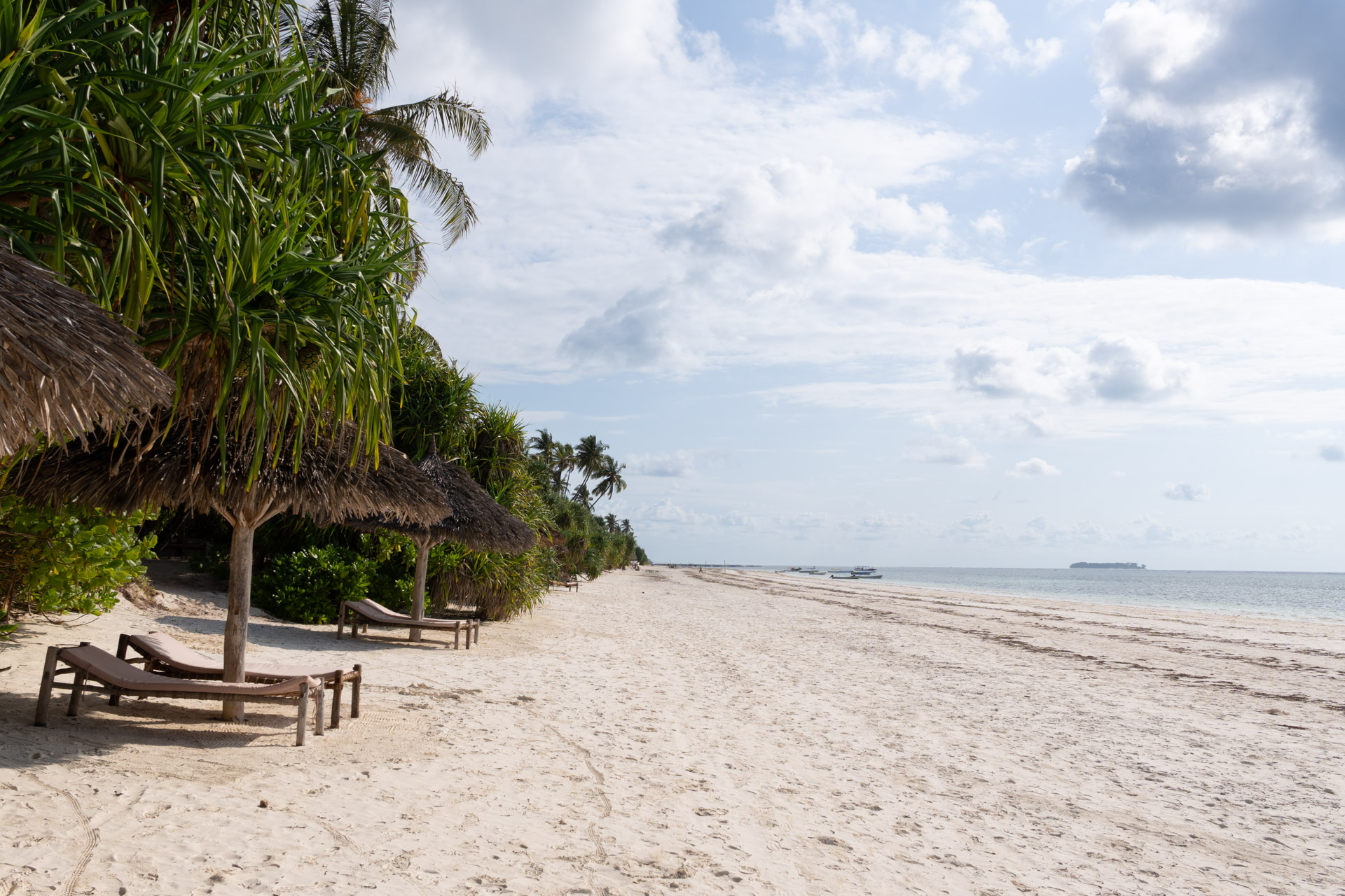 Sonnenliegen am Strand von Matembwe Beach, Sansibar, Tansania