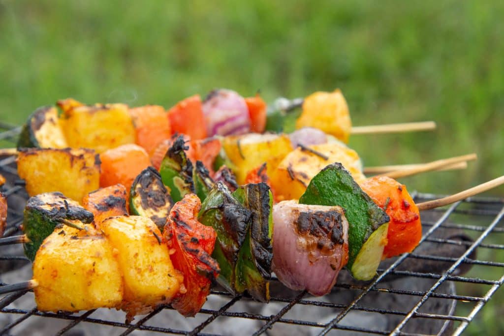 Select-Zelt-Safari Gegrillte Gemüsespieße auf dem Rost, Select-Zelt-Safari, Serengeti Tansania, Globetrotter Select