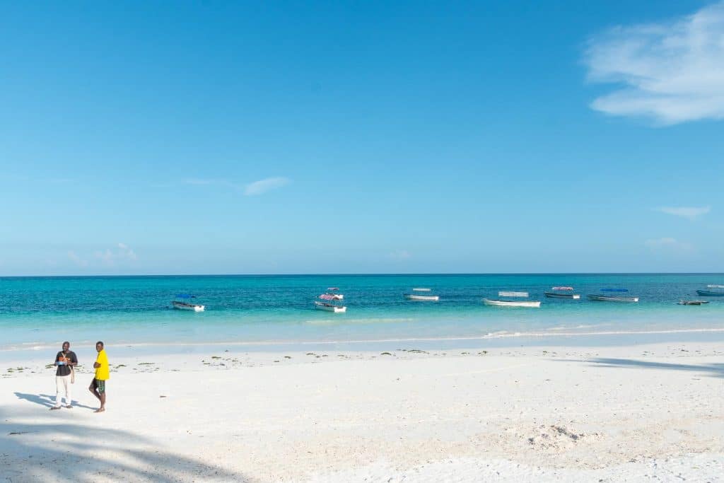 Matemwe Beach bei Flut mit Fischern und Fischerbooten, Tansania, Globetrotter Select
